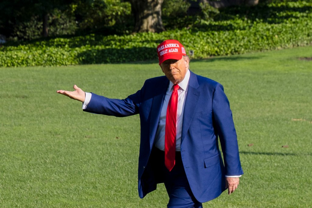 Social Media Slams Trump Over Iran “Regime Change” Double Talk