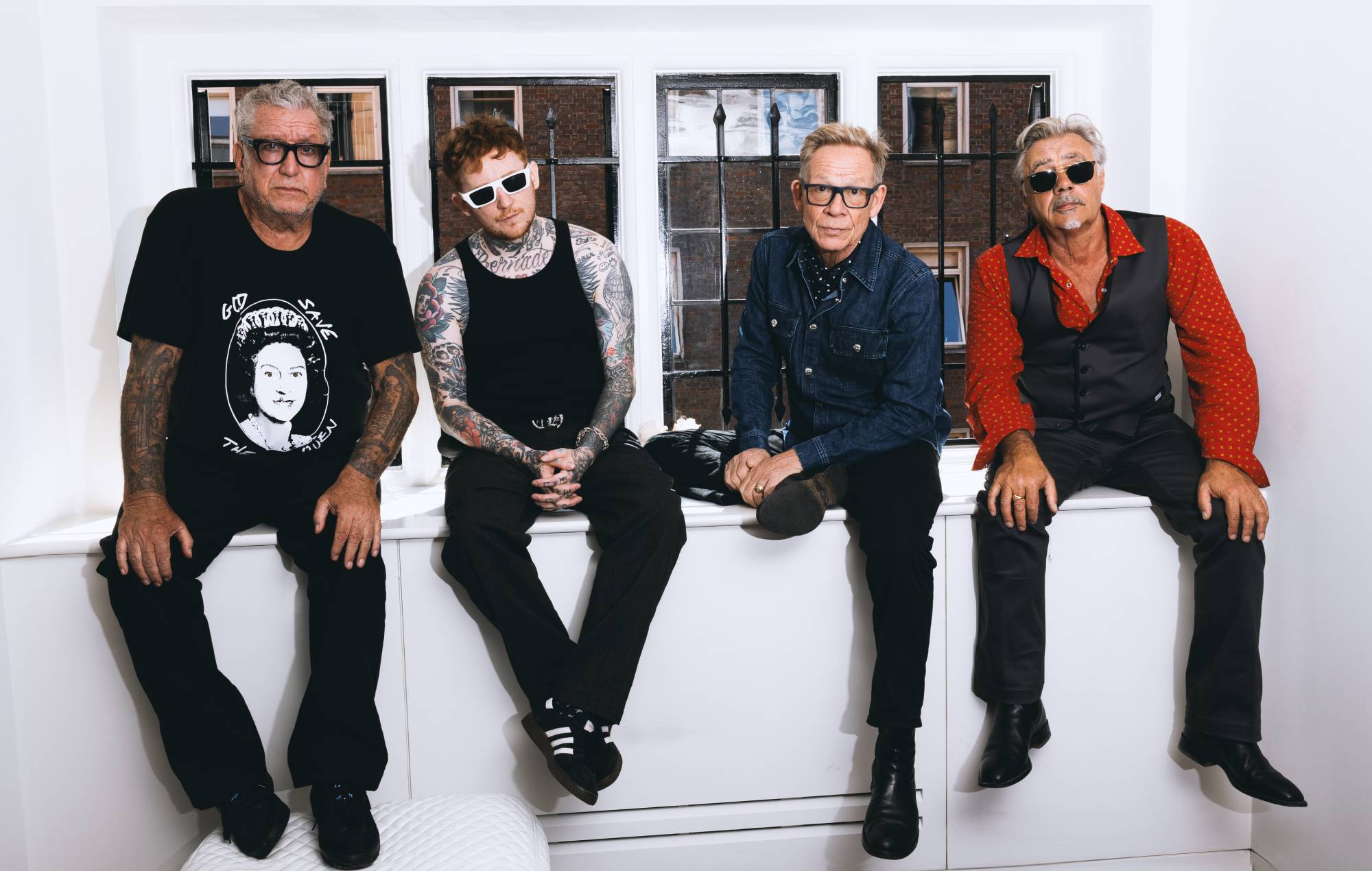 Watch Sex Pistols and Primal Scream “gatecrash” each other’s band practice