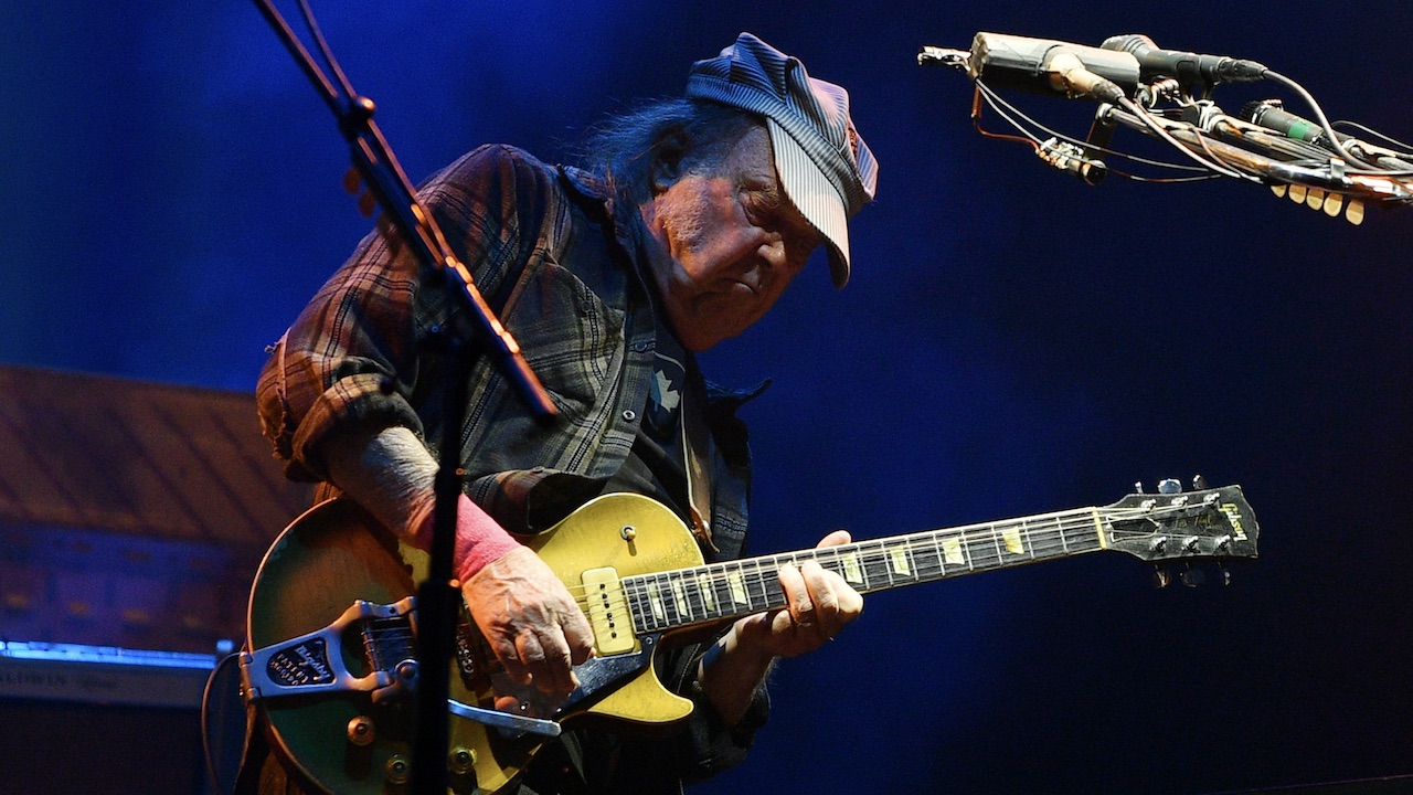 “It’s refreshing to experience music so pure.” Legendary ‘Godfather of Grunge’ Neil Young closes out Saturday night at Glastonbury, still burning, not fading away