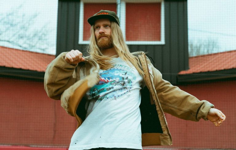 Watch Sam Ryder surprise Glastonbury-goers with impromptu train performance