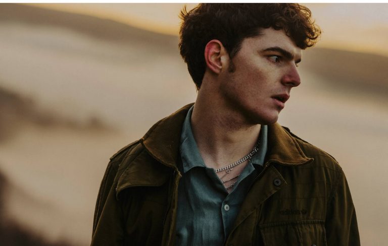 Working Men’s Club’s Sydney Minsky Sargeant announces debut solo album ‘Lunga’ and shares minimalistic single ‘I Don’t Wanna’