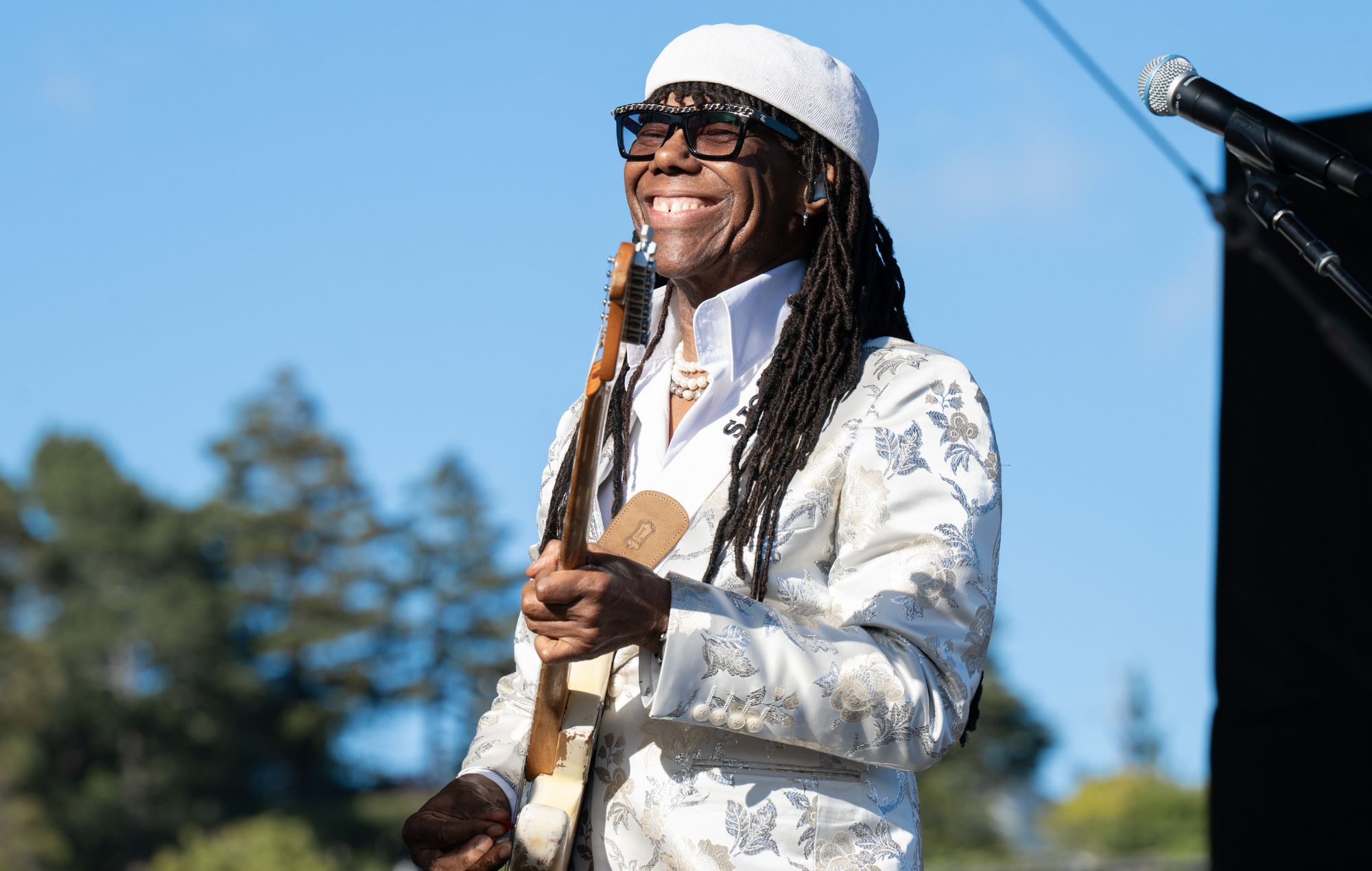 Want to take part in this year’s Glastonbury flashmob? Watch the Theatre and Circus dance tutorial for Nile Rodgers & Chic’s ‘Le Freak’ 