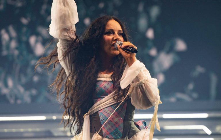 Watch JADE get Mighty Hoopla Crowd to say “Fuck you, JK Rowling”