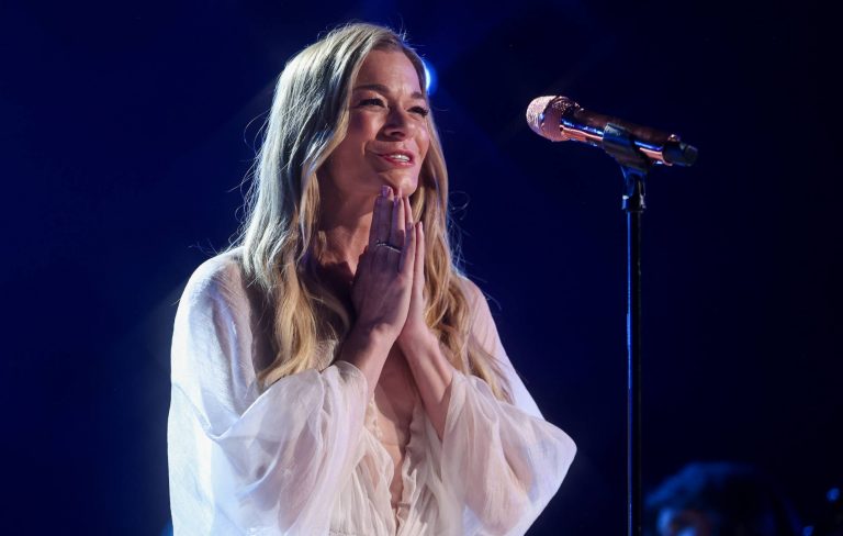 LeAnn Rimes feels her teeth fall out mid-concert: “If you catch them, please return them”