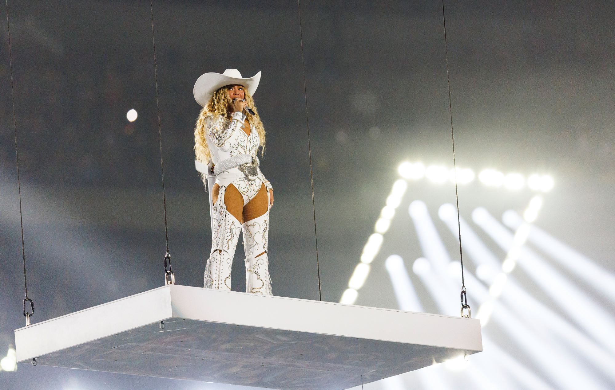 Fans praise Beyoncé’s composure after her flying car malfunctions mid-air at Houston ‘Cowboy Carter’ gig