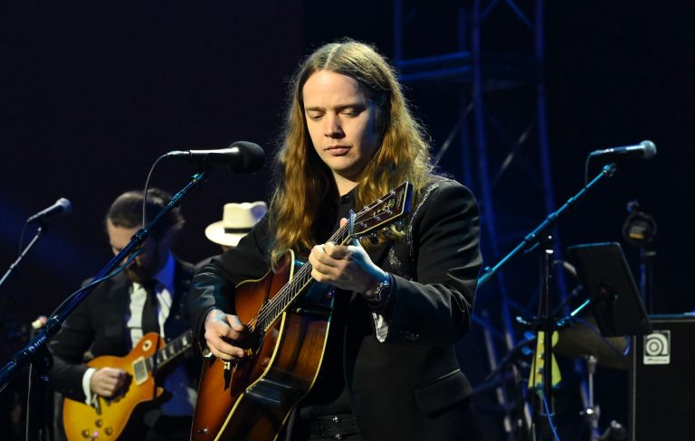 Billy Strings dedicates Lexington show to his mother hours after her death