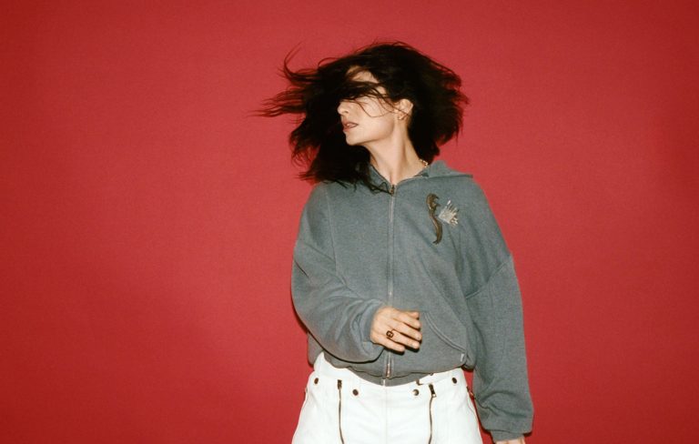 Lorde announces new single ‘Hammer’, her “ode to city life & horniness”
