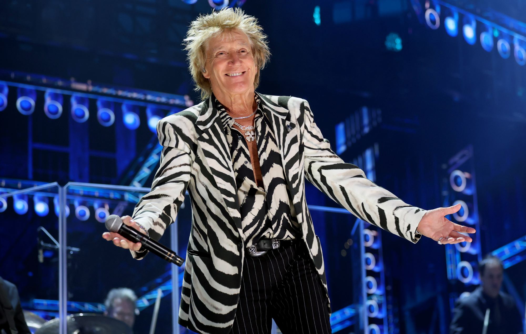 Rod Stewart tells people to “give Farage a chance” ahead of Glastonbury 2025 performance