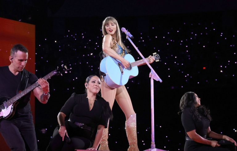 Taylor Swift surprises NFL players with performance of ‘Shake It Off’ at Travis Kelce’s training camp kick off