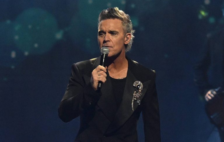 Watch Robbie Williams play with The Lottery Winners and Michelle McManus as he kicks off high-flying ‘BRITPOP’ UK tour in Edinburgh