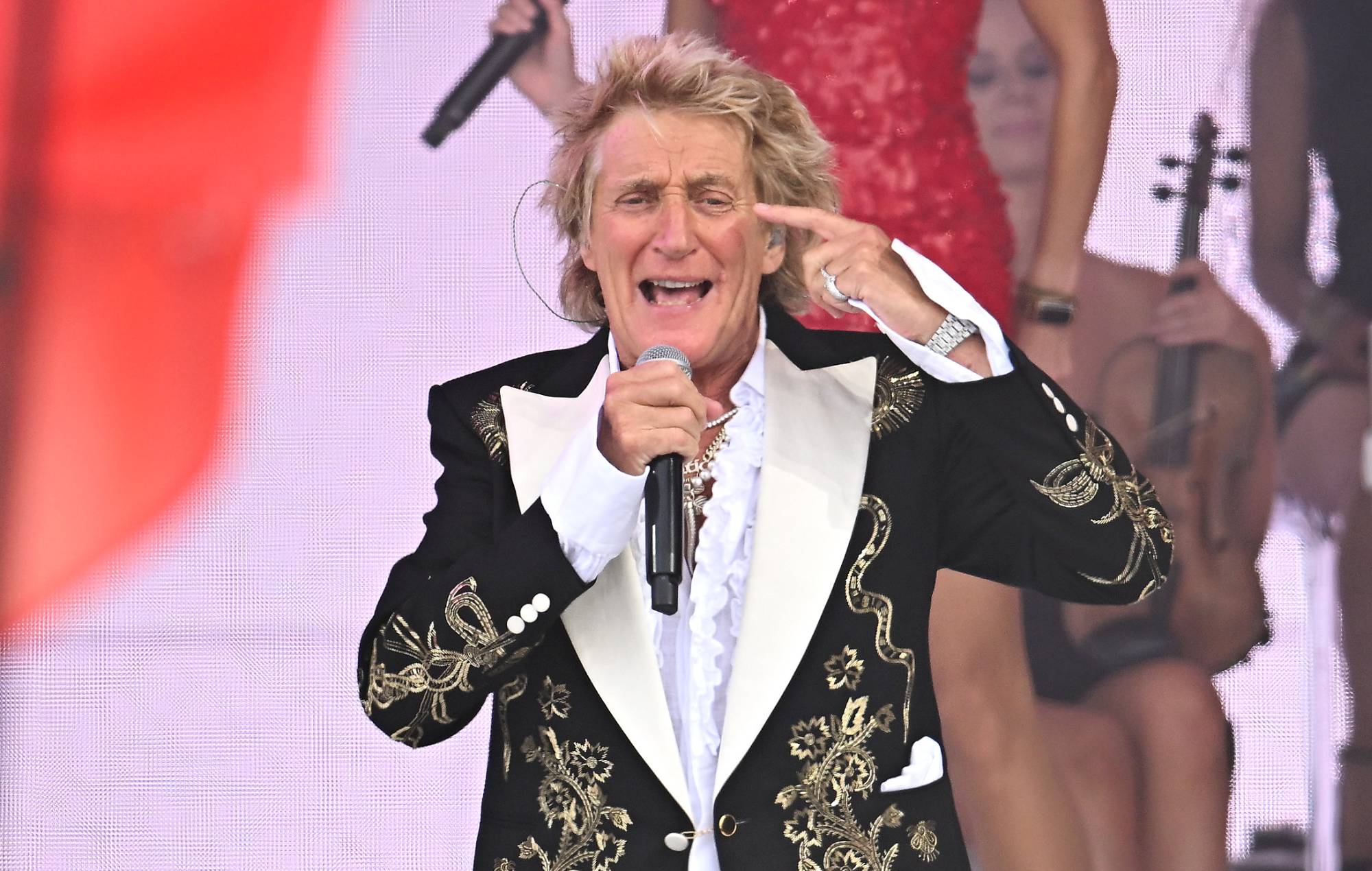 Glastonbury 2025: Rod Stewart joined by Ronnie Wood, Lulu and Mick Hucknall in Pyramid Stage legend’s slot