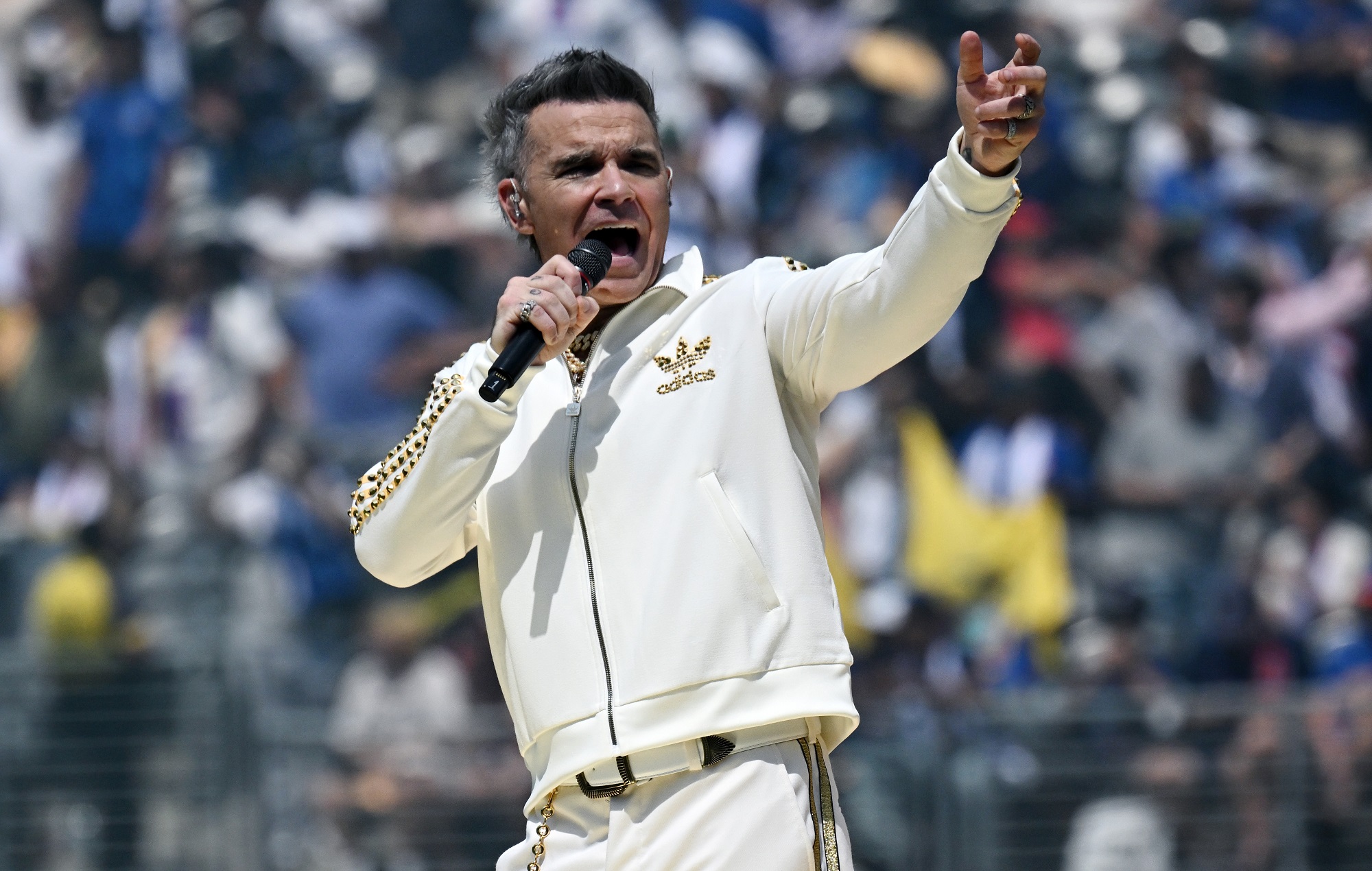 Robbie Williams says health of his parents is “very precarious right now” in new UK tour post