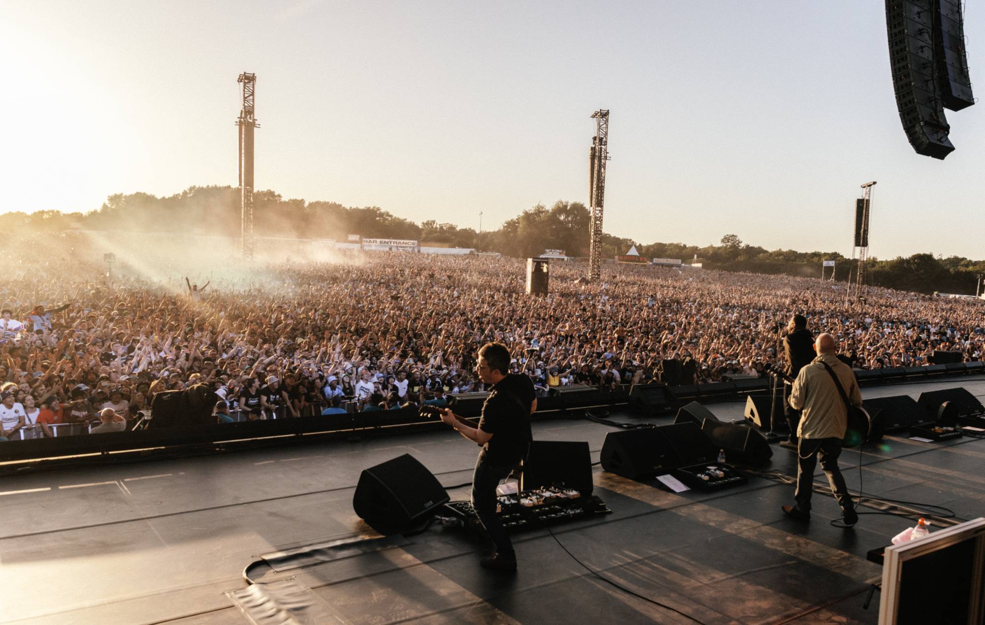 Manchester police make arrests at Oasis Heaton Park for fans trying to jump fence