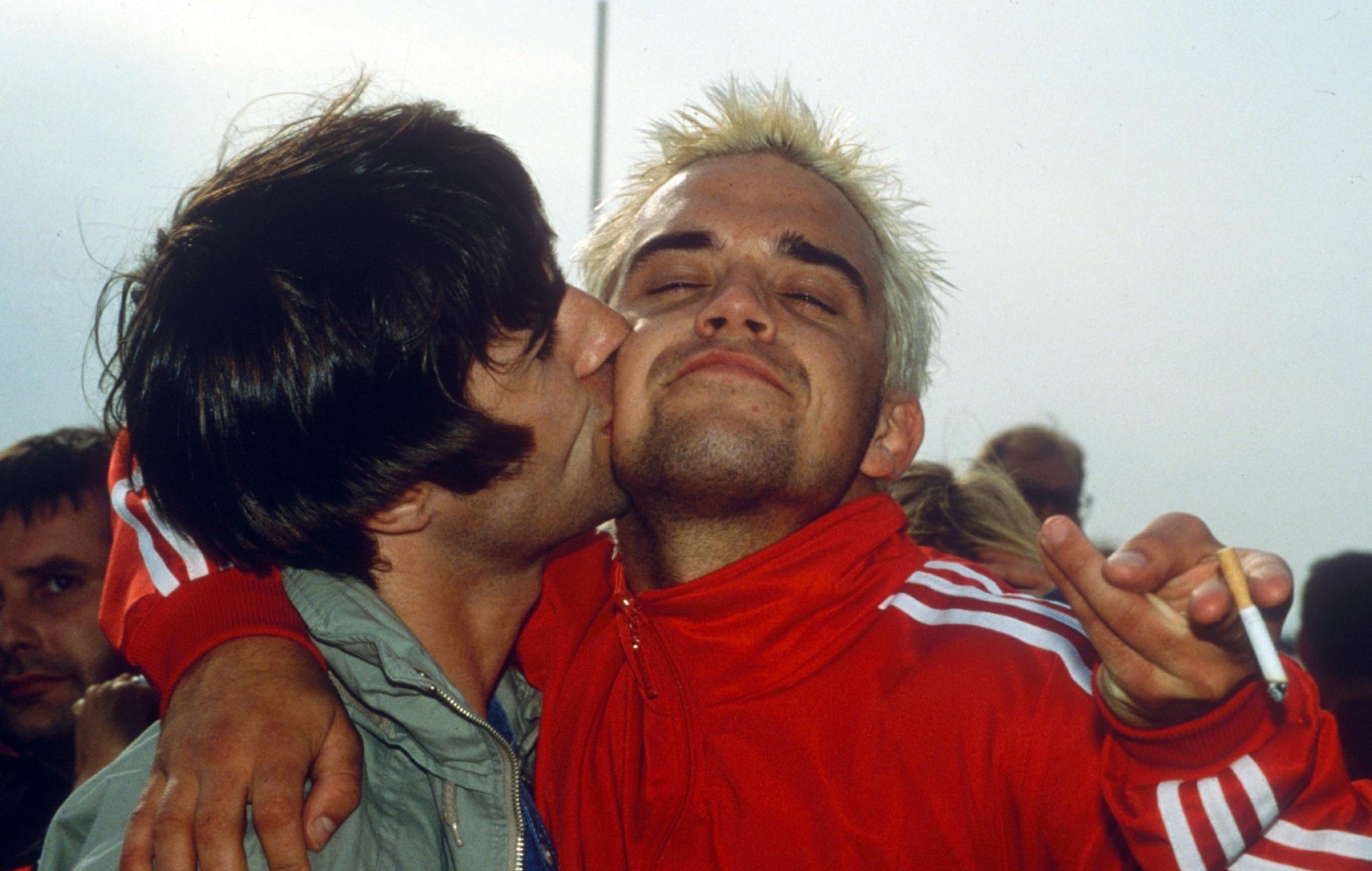 Robbie Williams shares another blue plaque in London to honour Oasis: “Good luck tonight lads”