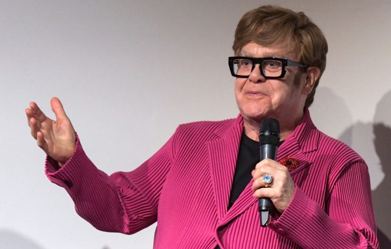Elton John celebrates 35 years of sobriety: “Grateful for all the love”