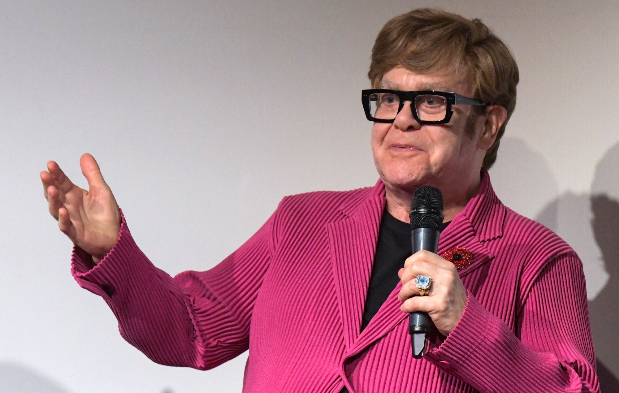 Elton John celebrates 35 years of sobriety: “Grateful for all the love”
