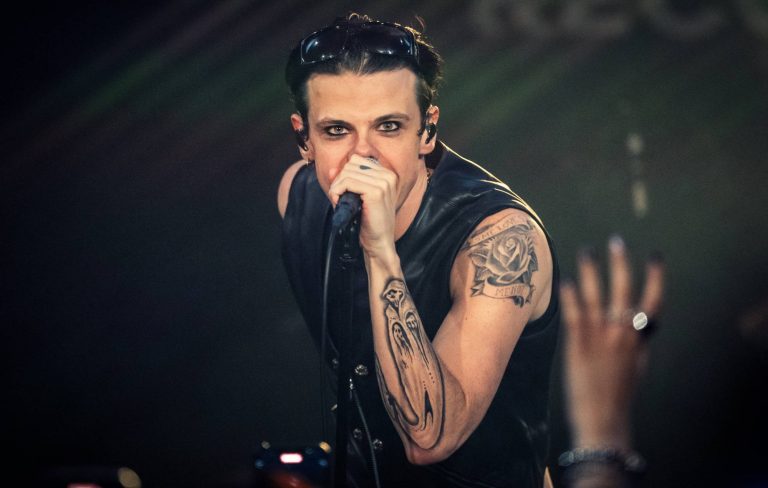 Yungblud cancels Liverpool gig due to tonsillitis, but puts money behind bar for fans: “My body is letting me down this week”