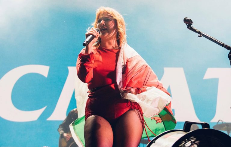 Watch CMAT perform rowdy cover of Catatonia classic ‘Road Rage’ at Green Man Festival 2025