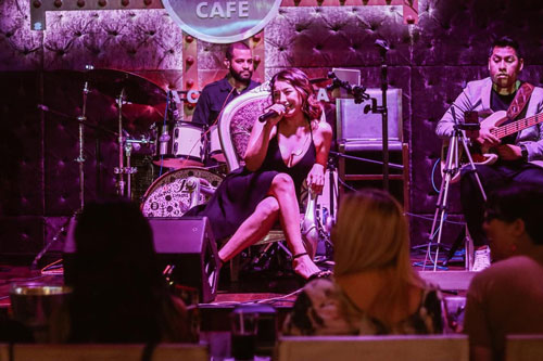 Conny Carreón: High-Level Tributes Celebrating the Great Divas