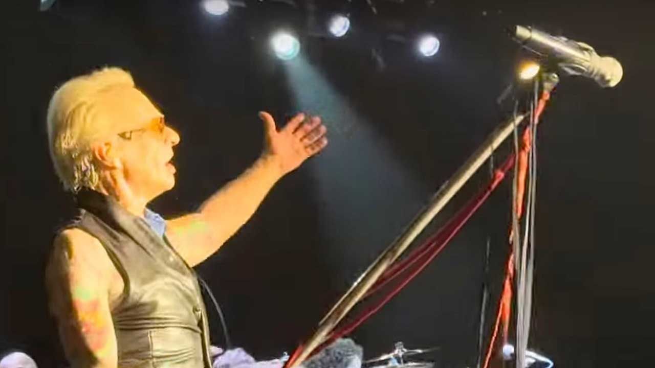 David Lee Roth mocks “esteemed colleague” Sammy Hagar’s claim to have been visited by Eddie Van Halen’s ghost