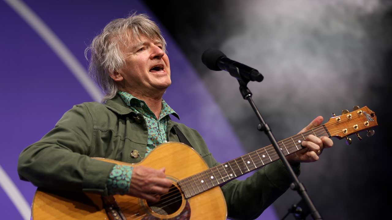 Crowded House deny Neil Finn has erectile dysfunction after fake AI news report hits Facebook