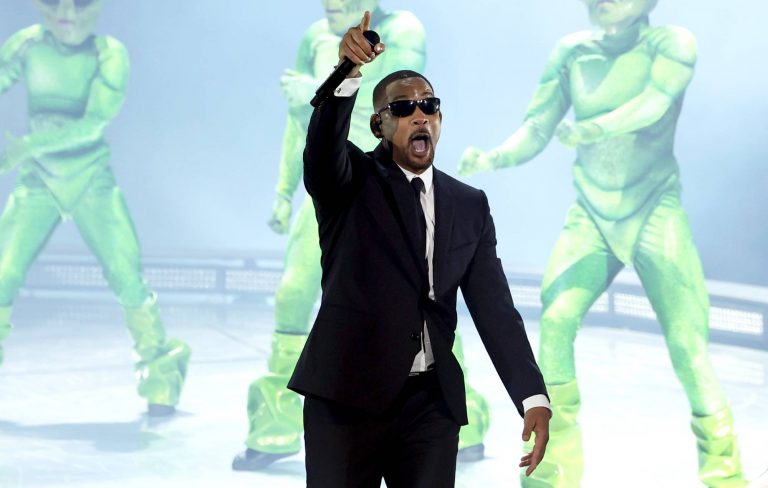 Will Smith accused of creating AI fans in new tour video