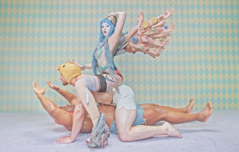 Ashnikko announces “sexy, playful and feminine” second album ‘Smoochies’ with lively single ‘Trinkets’