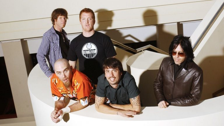 “It’s kind of a concept record, if the word ‘concept’ didn’t suck.” Josh Homme and Dave Grohl spill the tea on Queens Of The Stone Age masterpiece Songs for the Deaf