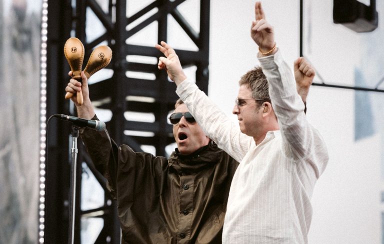 Sign language interpreter goes viral from Oasis Dublin gig