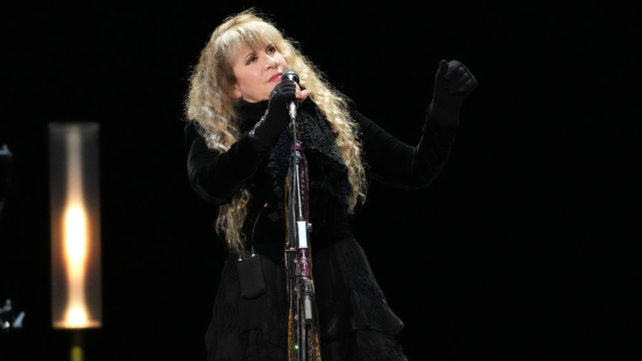 Stevie Nicks postpones tour dates due to fractured shoulder