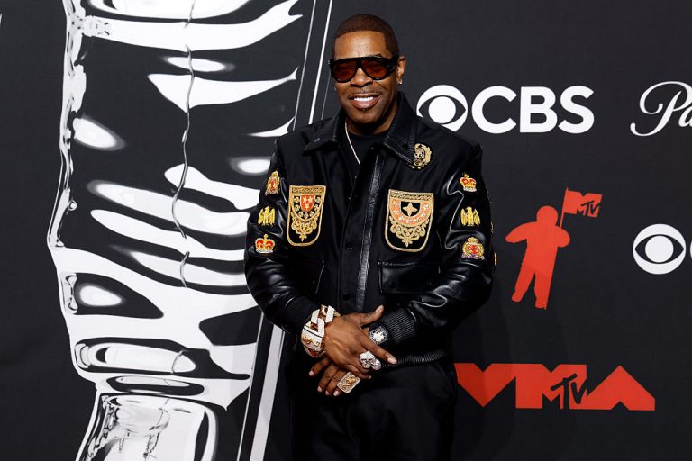 Busta Rhymes Gave MTV VJ Ananda Lewis Her Flowers During His VMAs Acceptance Speech