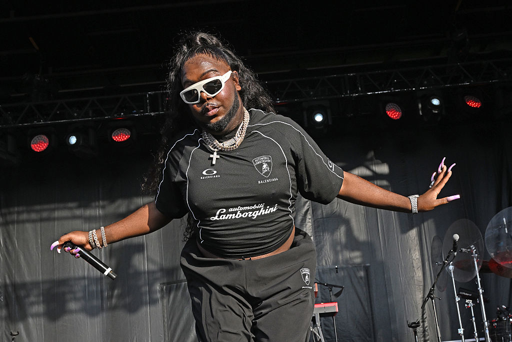 Saucy Santana Carried Out Of Waffle House On Stretcher After Alleged Collapse