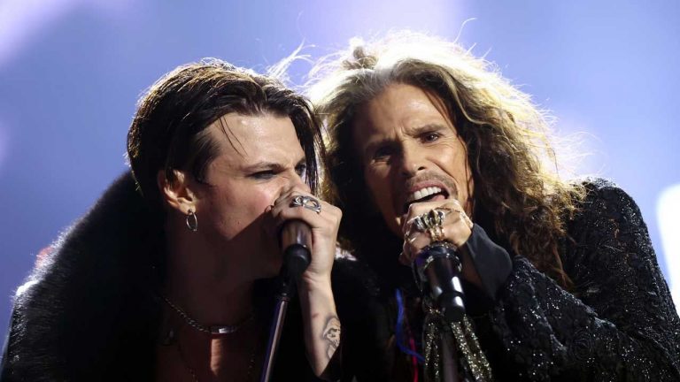 “All aboooooooard!” Watch the all-star Ozzy Osbourne tribute from MTV’s awards show