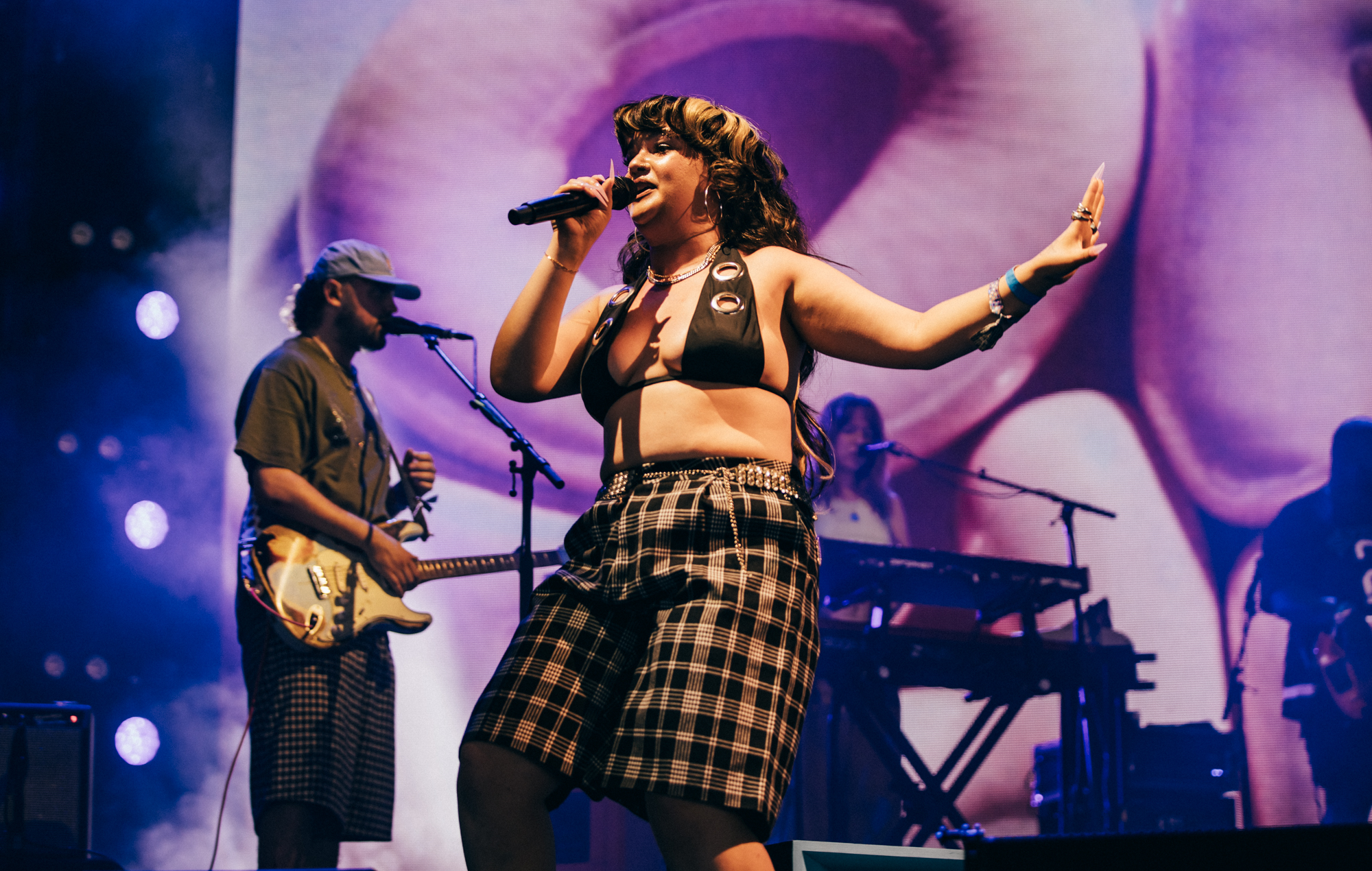 Lola Young “going away for a while” after collapsing on stage: “It pains me to say I have to cancel everything for the foreseeable future”