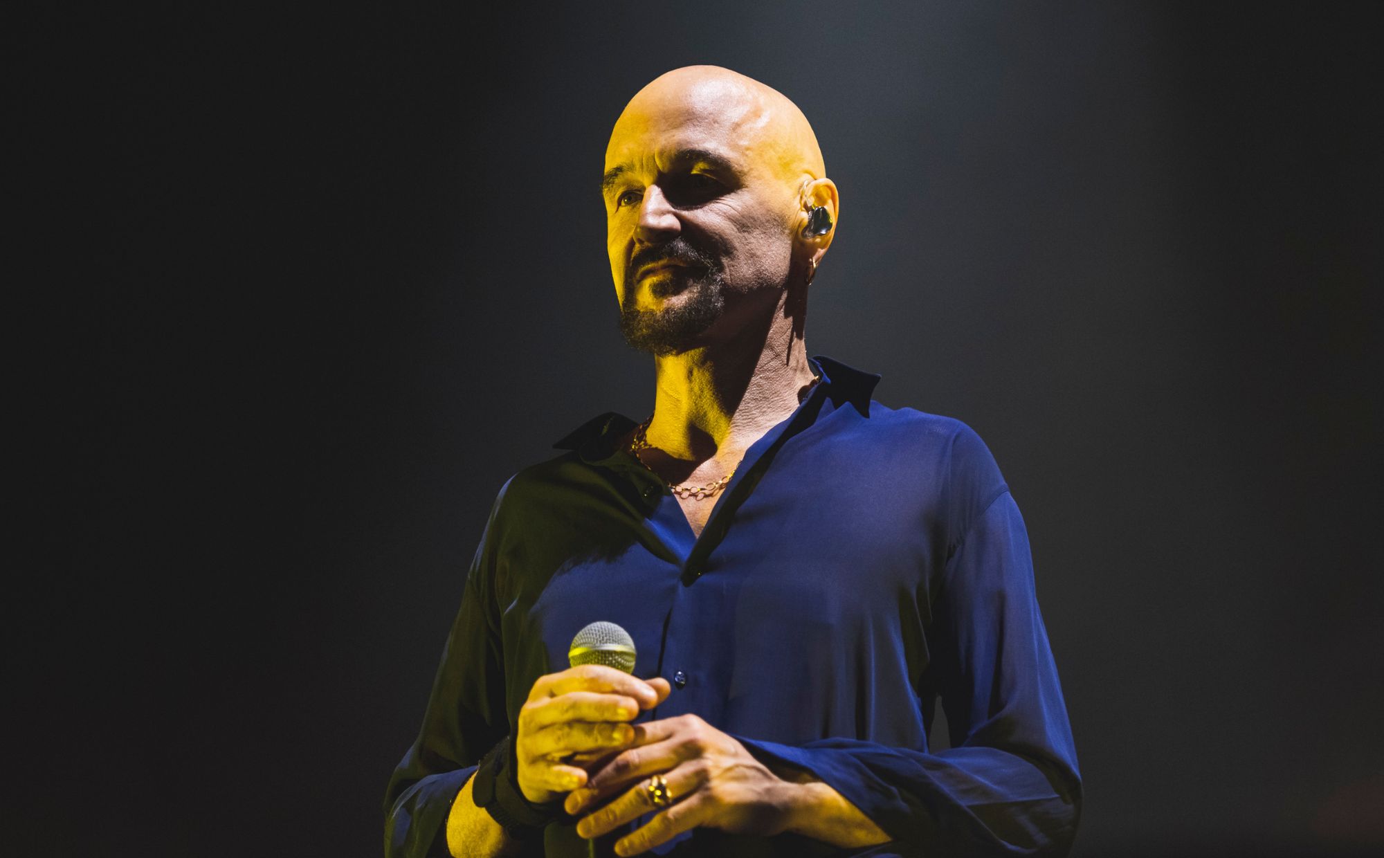 James’ Tim Booth hits out at Tommy Robinson and far-right protestors for playing ‘Sit Down’: “It’s the antithesis of this organisation”