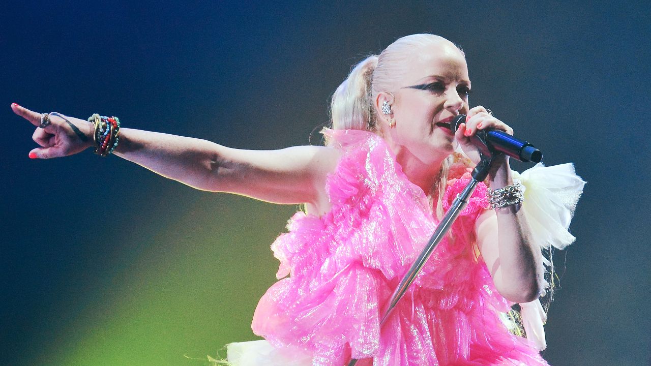 “This is the last time we’re going to get on a bus and tour all over North America.” Shirley Manson blames record industry “thievery” for forcing Garbage to make a drastic decision on touring