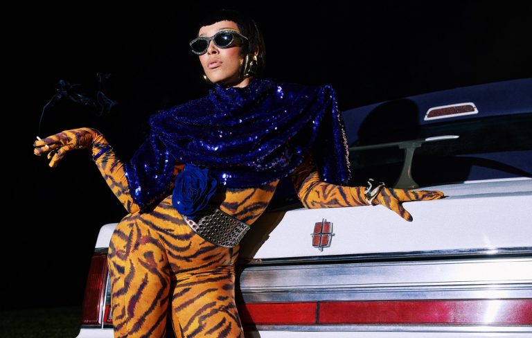 Watch Doja Cat sing ‘Jealous Type’ at ’80s-inspired VMAs performance with help from Kenny G