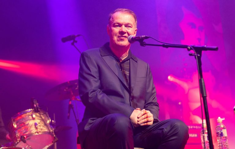 Watch Edwyn Collins reunite with Orange Juice bandmates to play ‘Felicity’ at final Glasgow show