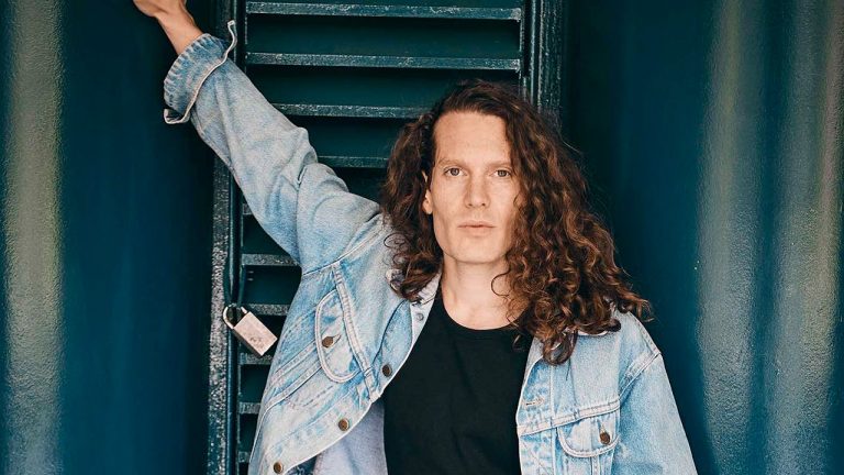 New singer announced for Rick Wakeman’s upcoming English Rock Ensemble tour