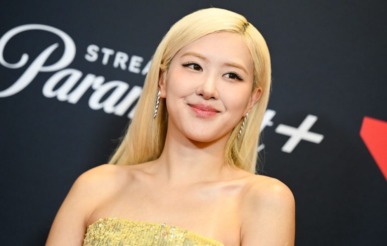 Watch Rosé blend Lana Del Rey and Paul Simon tracks in medley on ‘The Howard Stern Show’