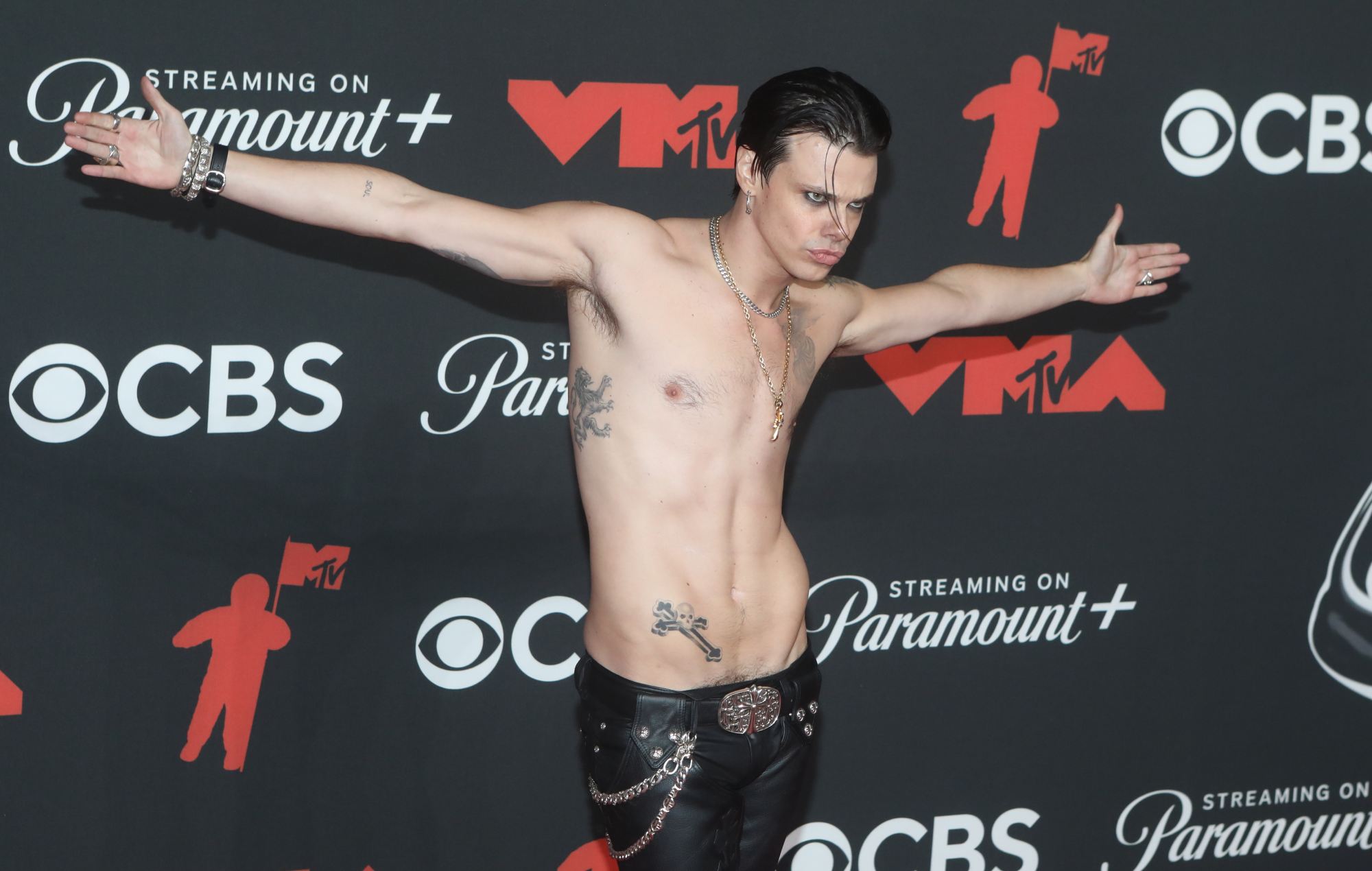 Yungblud wore Iggy Pop’s leather trousers and Ozzy Osbourne’s necklace at 2025 VMAs