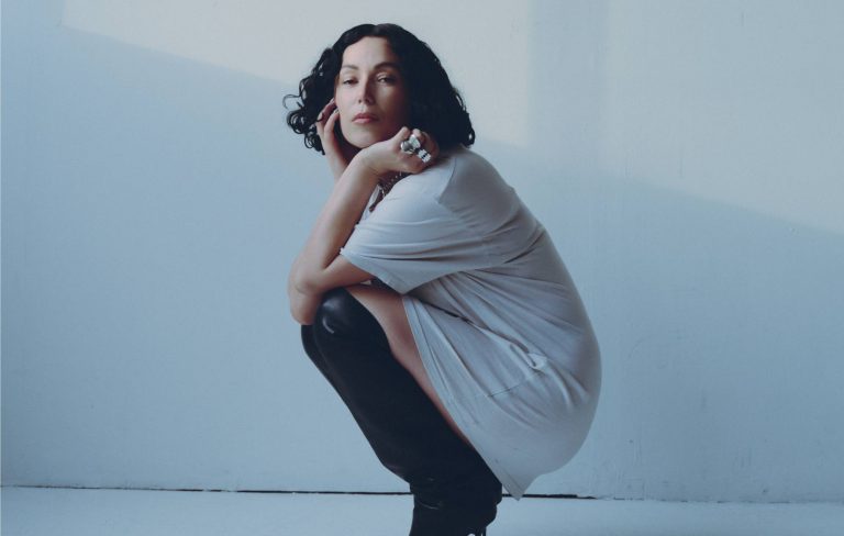 Kelly Lee Owens announces new EP ‘Kelly’ with urgent single ‘Ascend’