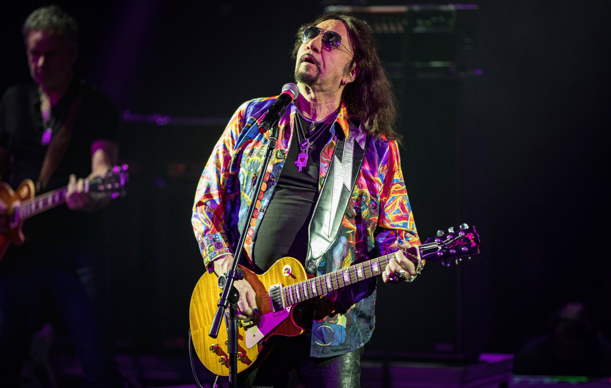 Alice Cooper pays tribute to “pioneer” Ace Frehley: “An absolute guitar hero to so many people”