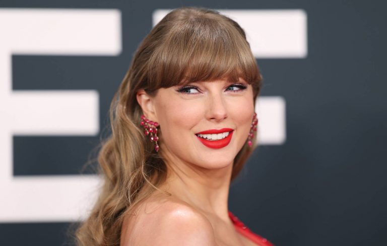 Taylor Swift donates $100k to young fan battling cancer: “Sending the biggest hug to my friend”