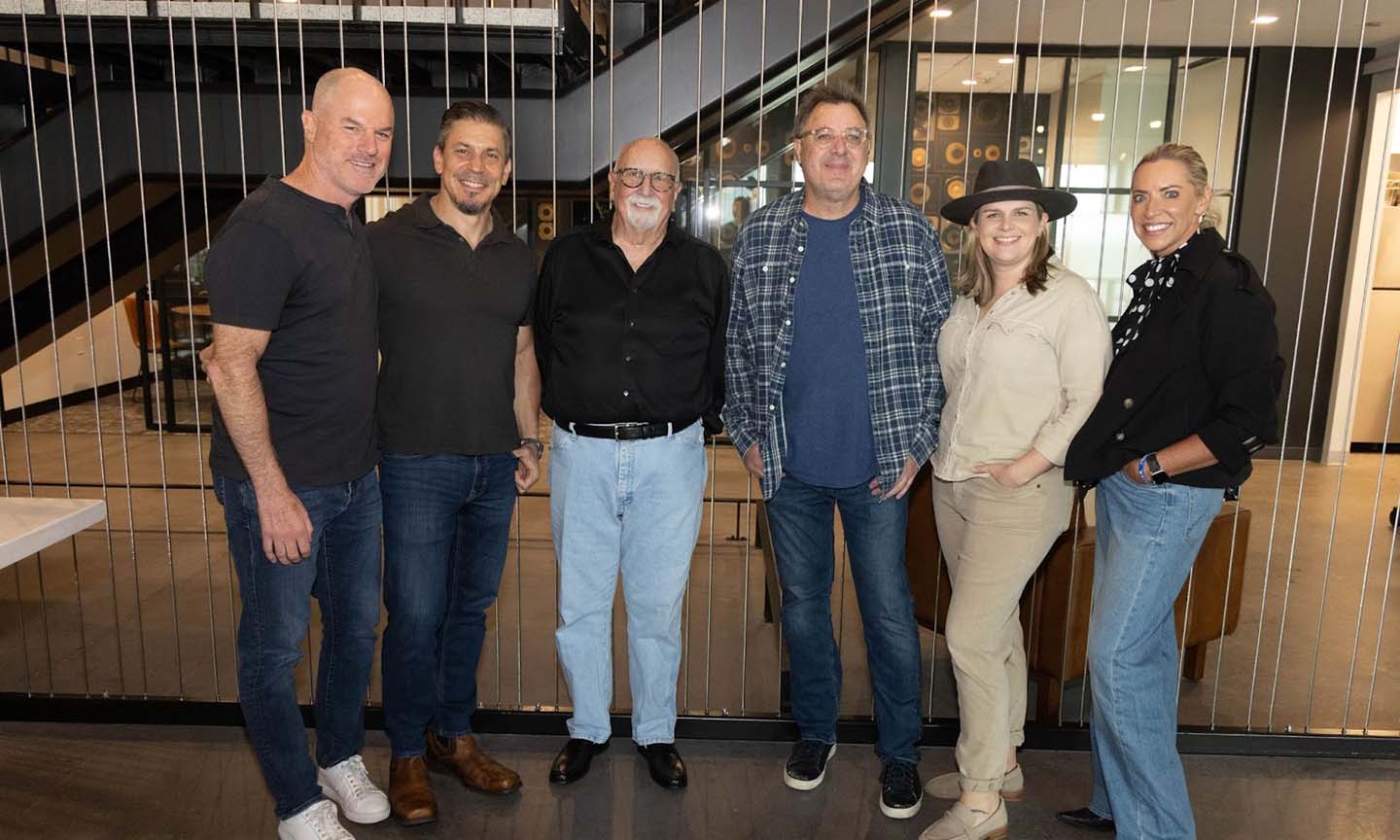 Vince Gill Signs Lifetime Record Deal With MCA