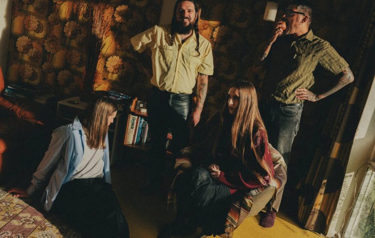 Dry Cleaning share wiry, deadpan single ‘Cruise Ship Designer’ and announce intimate UK outstore shows