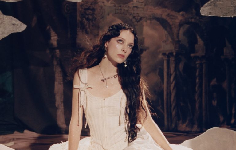 Holly Humberstone shares Dracula-inspired new single ‘Die Happy’: “There is danger in love”