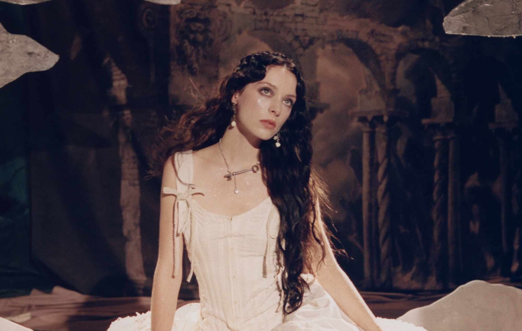 Holly Humberstone shares Dracula-inspired new single ‘Die Happy’: “There is danger in love”