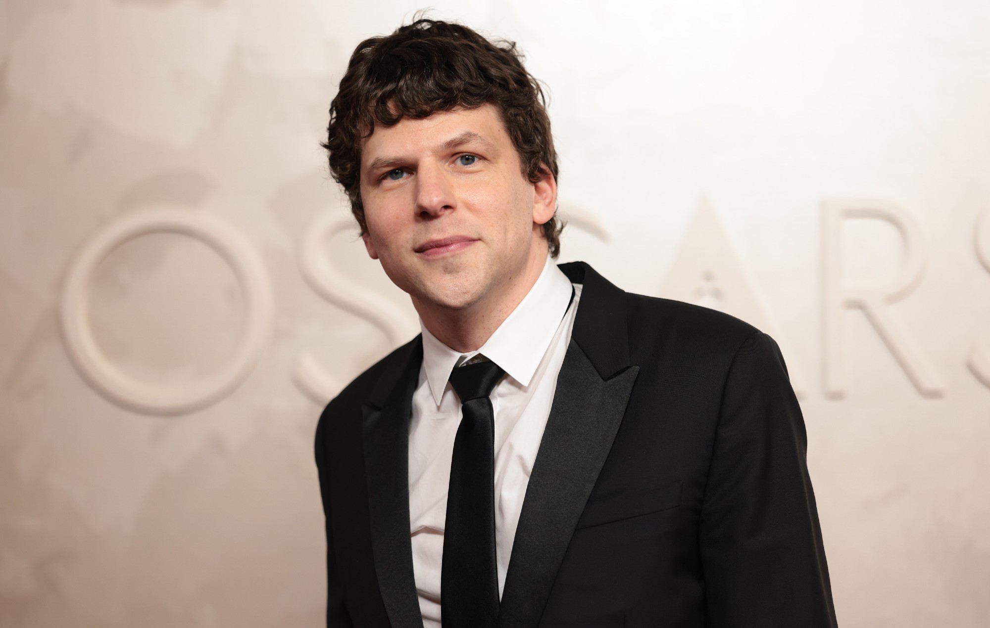 Jesse Eisenberg is donating his kidney to a stranger: “It’s a no-brainer”
