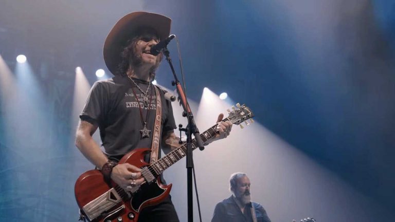 Watch Blackberry Smoke pay tribute to Gary Rossington with the guitar used during the recording of Lynyrd Skynyrd’s Free Bird